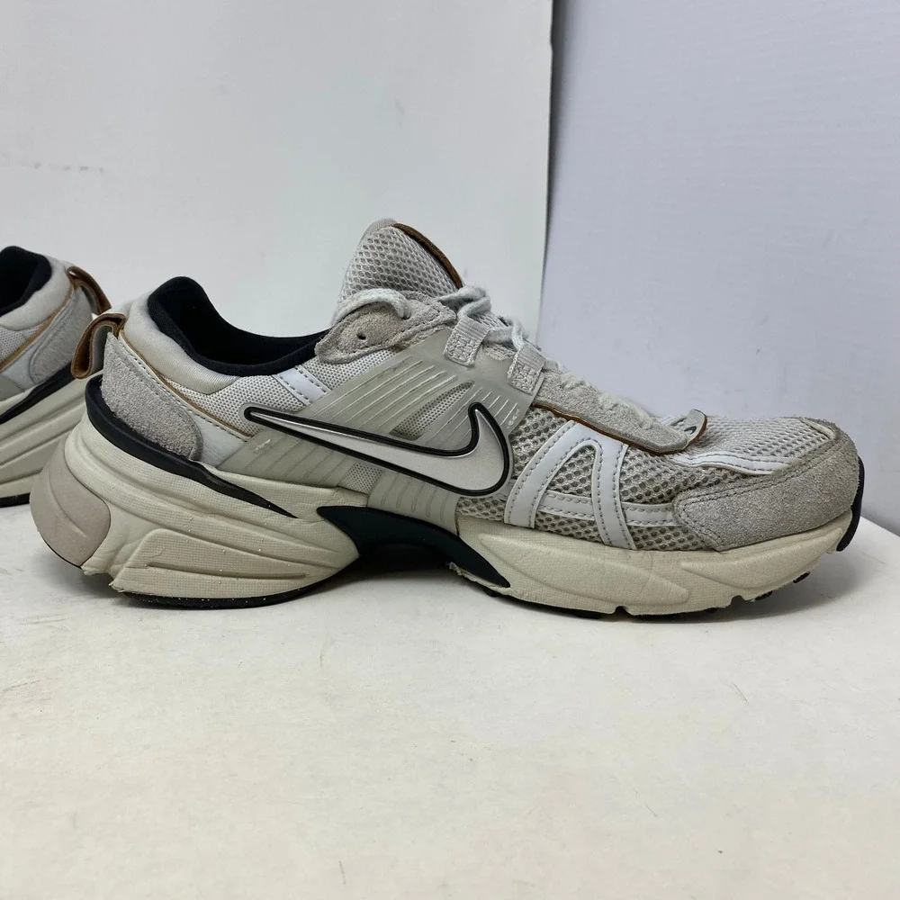 Nike V2K Run Summit‎ White Metallic Silver Womens 9.5 FN6703-002 Retro Sneakers